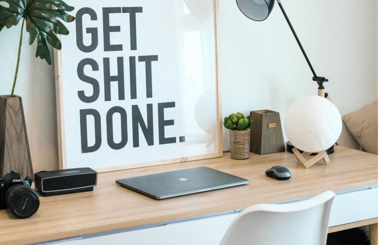 Jakie ozdoby na biurko w stylu marynistycznym na prezent?